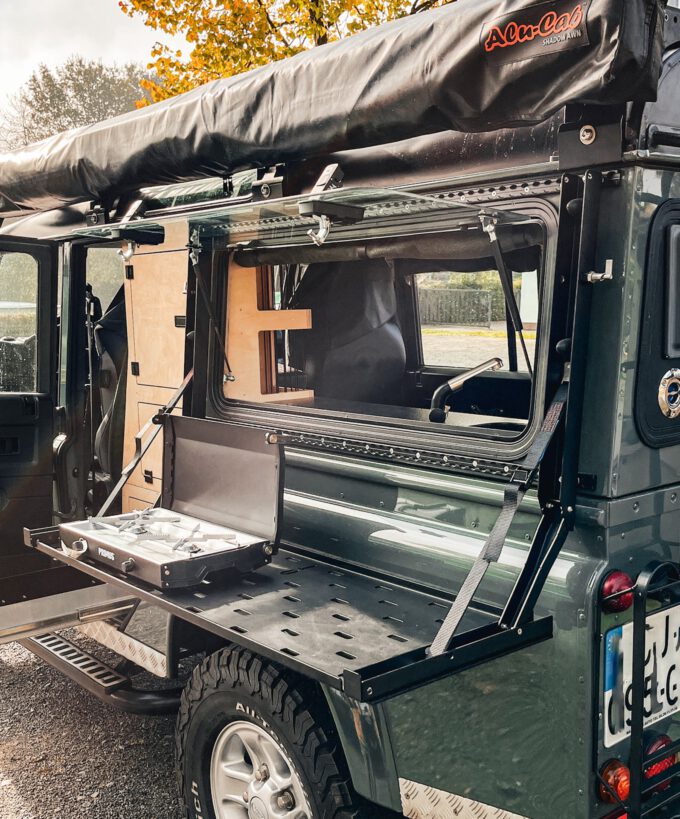 Tischplatte für Sandblechhalter, Ablagetisch, ebene 4 mm Aluminium-Arbeitsfläche, pulverbeschichtet, wasserabweisend, ideal für Camper, Outdoor-freundlich, RAL 9005 Sandblechhalterung