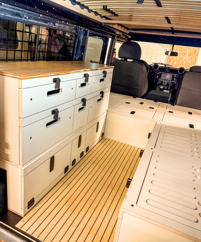 BoXplorer D110 Defender 110 SW Camper Ausbau-Modul, Modulausbau, Camper Box, Selbstausbau Set, DIY Defender Innenausbau, Camper selbst ausbauen, Living, Weiss Dove