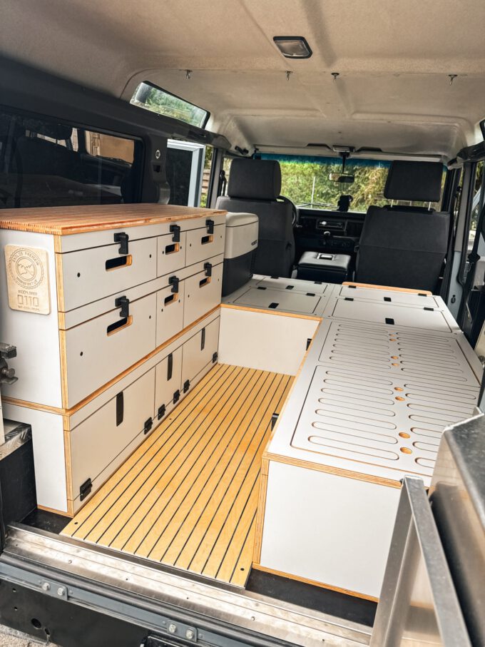 BoXplorer D110 Defender 110 SW Camper Ausbau-Modul, Modulausbau, Camper Box, Selbstausbau Set, DIY Innenausbau, Camper selbst ausbauen, Living, Hellgrau, Titelbild, BoXplorer, Fahrzeug, Land Rover