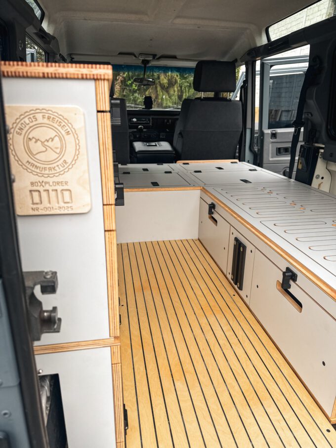 BoXplorer D110 Defender 110 SW Camper Ausbau-Modul, Modulausbau, Camper Box, Selbstausbau Set, DIY Innenausbau, Camper selbst ausbauen, Living, Hellgrau, Titelbild, BoXplorer, Fahrzeug