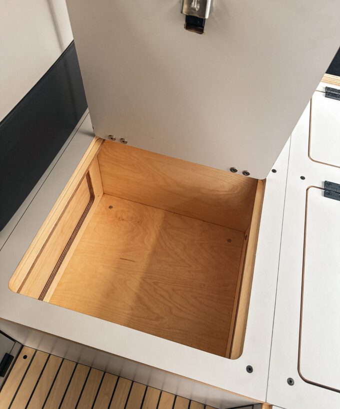 BoXplorer D110 Defender 110 SW Camper Ausbau-Modul, Modulausbau, Camper Box, Selbstausbau Set, DIY Innenausbau, Camper selbst ausbauen, Living, Hellgrau, Titelbild, BoXplorer, Fahrzeug, Stauraum, Sitzbank