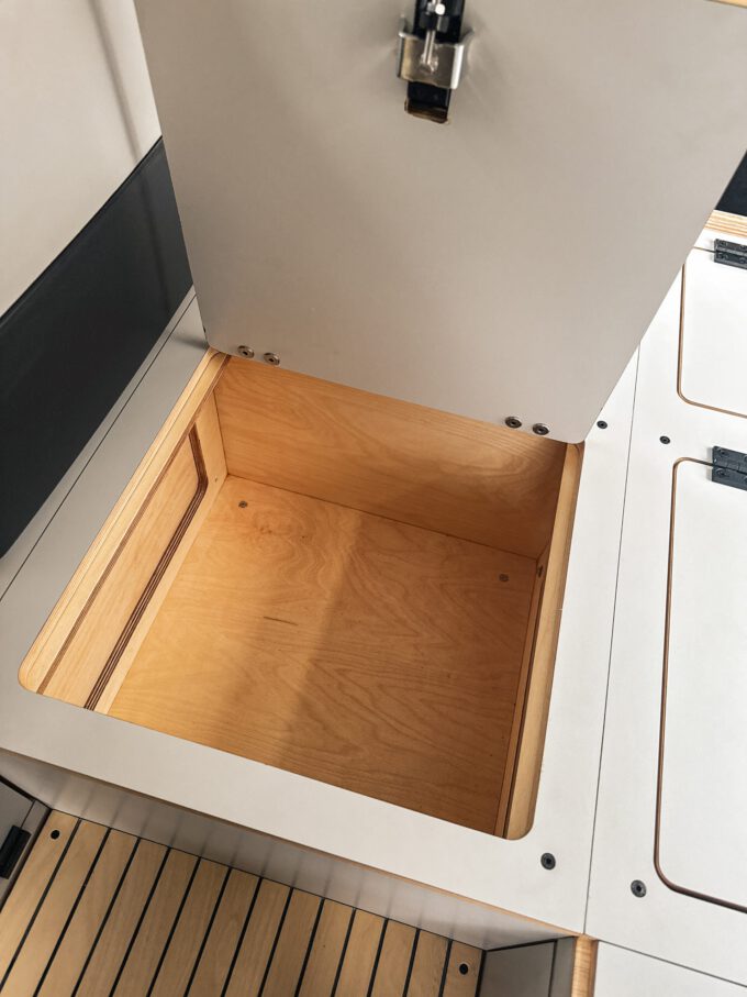 BoXplorer D110 Defender 110 SW Camper Ausbau-Modul, Modulausbau, Camper Box, Selbstausbau Set, DIY Innenausbau, Camper selbst ausbauen, Living, Hellgrau, Titelbild, BoXplorer, Fahrzeug, Stauraum, Sitzbank