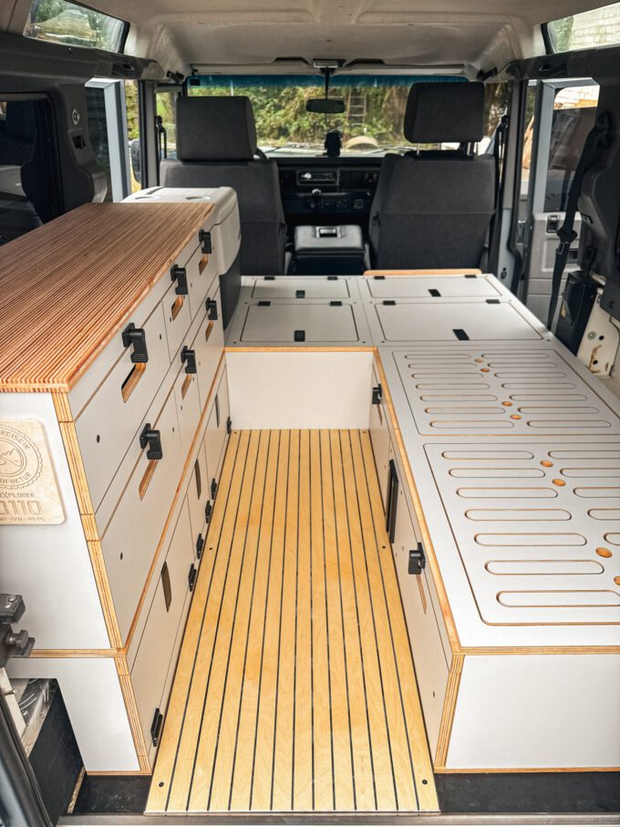 BoXplorer D110 Defender 110 SW Camper Ausbau-Modul, Modulausbau, Camper Box, Selbstausbau Set, DIY Innenausbau, Camper selbst ausbauen, Living, Hellgrau, Titelbild, BoXplorer, Fahrzeug, Land Rover, Kühlbox
