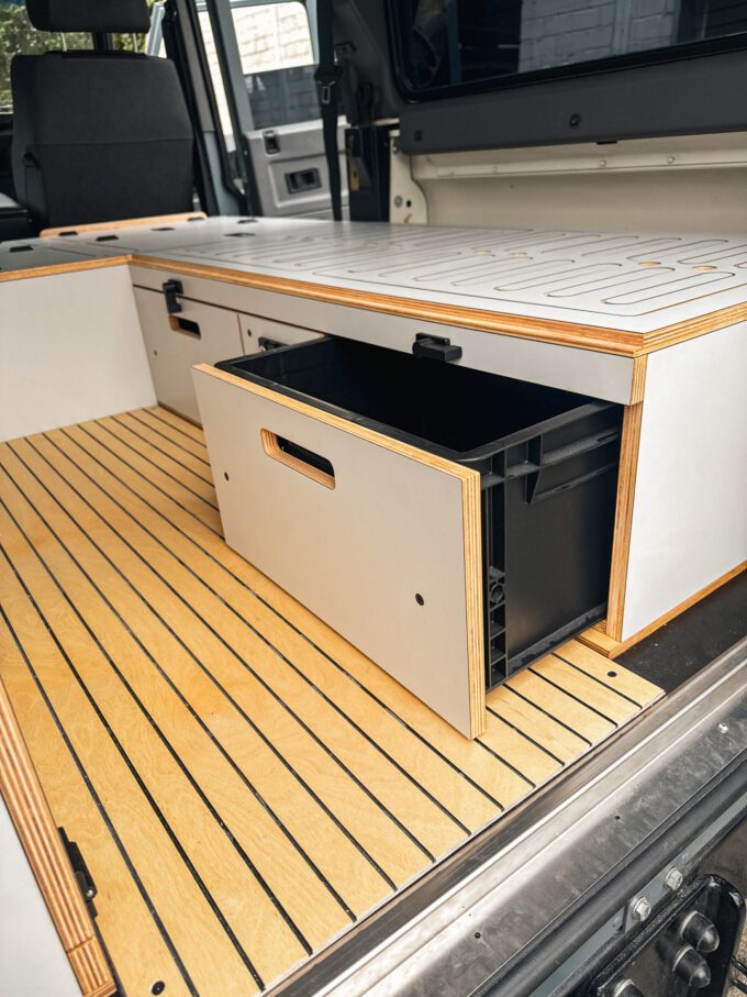 BoXplorer D110 Defender 110 SW Camper Ausbau-Modul, Modulausbau, Camper Box, Selbstausbau Set, DIY Innenausbau, Camper selbst ausbauen, Living, Hellgrau, Titelbild, BoXplorer, Fahrzeug, Stauraum, Schublade, Schubkasten