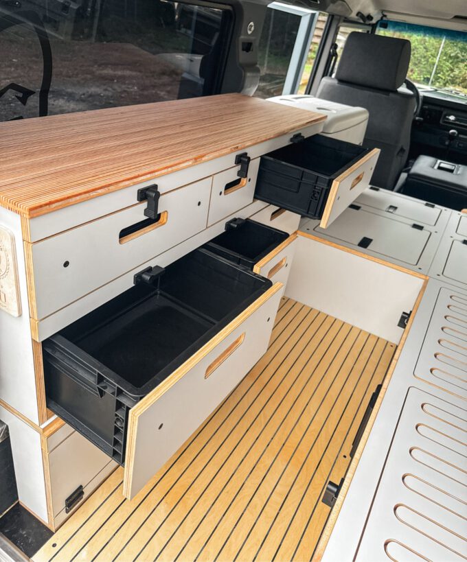 BoXplorer D110 Defender 110 SW Camper Ausbau-Modul, Modulausbau, Camper Box, Selbstausbau Set, DIY Innenausbau, Camper selbst ausbauen, Living, Hellgrau, Titelbild, BoXplorer, Fahrzeug, Küchenzeile, Schubkästen, S chubladen
