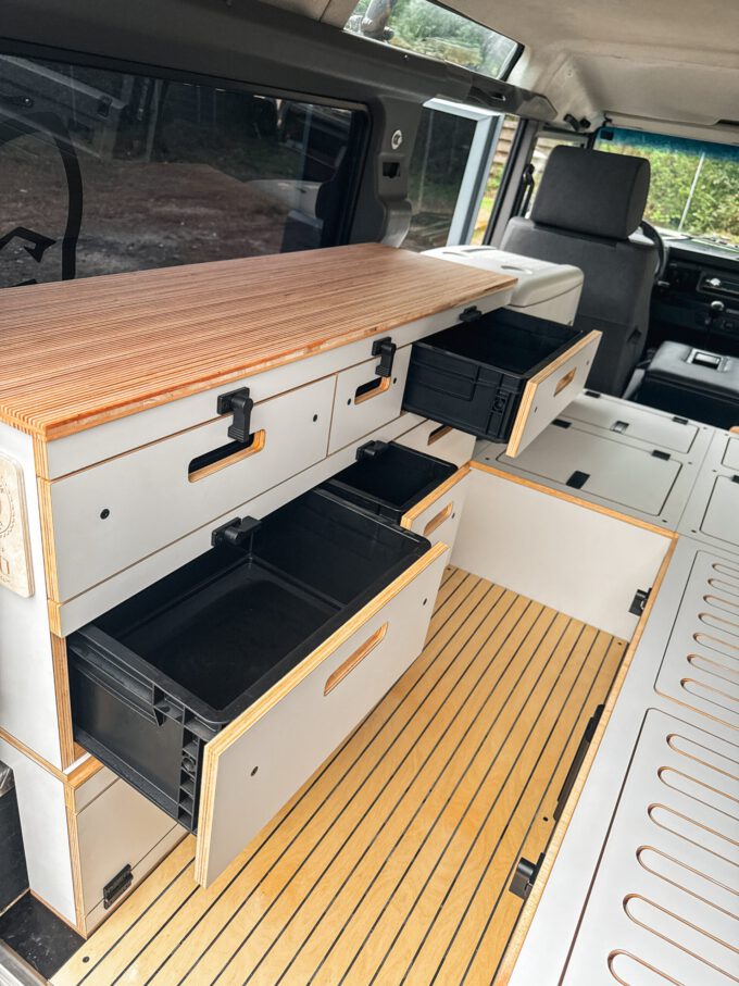 BoXplorer D110 Defender 110 SW Camper Ausbau-Modul, Modulausbau, Camper Box, Selbstausbau Set, DIY Innenausbau, Camper selbst ausbauen, Living, Hellgrau, Titelbild, BoXplorer, Fahrzeug, Küchenzeile, Schubkästen, S chubladen