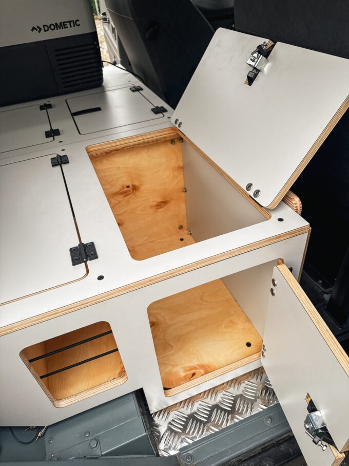 BoXplorer D110 Defender 110 SW Camper Ausbau-Modul, Modulausbau, Camper Box, Selbstausbau Set, DIY Innenausbau, Camper selbst ausbauen, Living, Hellgrau, Titelbild, BoXplorer, Fahrzeug, Stauraum, Sitzbank, Klappen