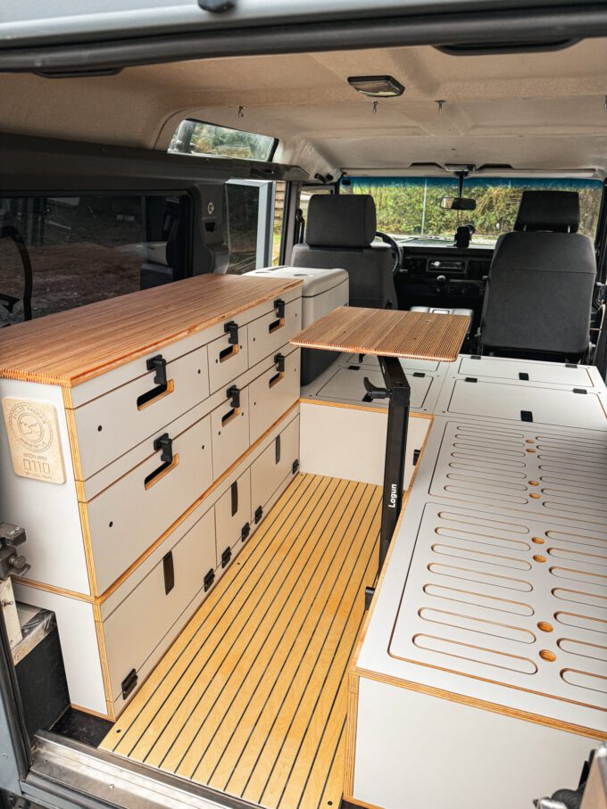 BoXplorer D110 Defender 110 SW Camper Ausbau-Modul, Modulausbau, Camper Box, Selbstausbau Set, DIY Innenausbau, Camper selbst ausbauen, Living, Hellgrau, Titelbild, BoXplorer, Fahrzeug, Tisch