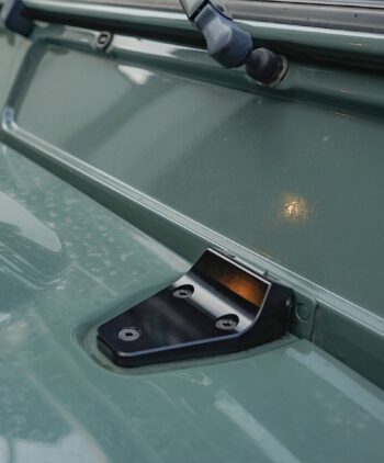 Defender Motorhaubenscharniere, Motorhaubenhalter, Motorhaubenscharnier, Diebstahlschutz, Aluminium, UV-beständig, korrosionsbeständig, Montage-Kit, Made in Germany, Montagebeispiel
