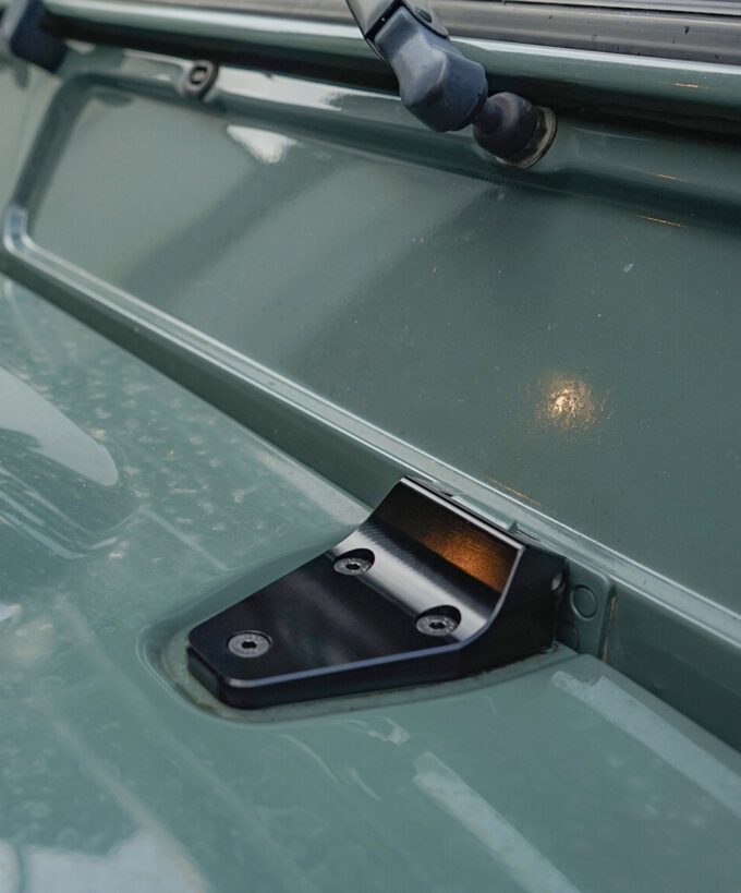 Defender Motorhaubenscharniere, Motorhaubenhalter, Motorhaubenscharnier, Diebstahlschutz, Aluminium, UV-beständig, korrosionsbeständig, Montage-Kit, Made in Germany, Montagebeispiel