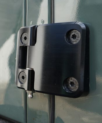 Defender Türscharniere, Defender Türscharnier, Türscharnier für Land Rover, rostfrei, UV-beständig, hochfestes Aluminium, abschmierbar, Edelstahl, Made in Germany, Montagebeispiel