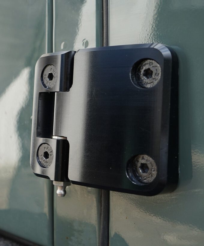 Defender Türscharniere, Defender Türscharnier, Türscharnier für Land Rover, rostfrei, UV-beständig, hochfestes Aluminium, abschmierbar, Edelstahl, Made in Germany, Montagebeispiel