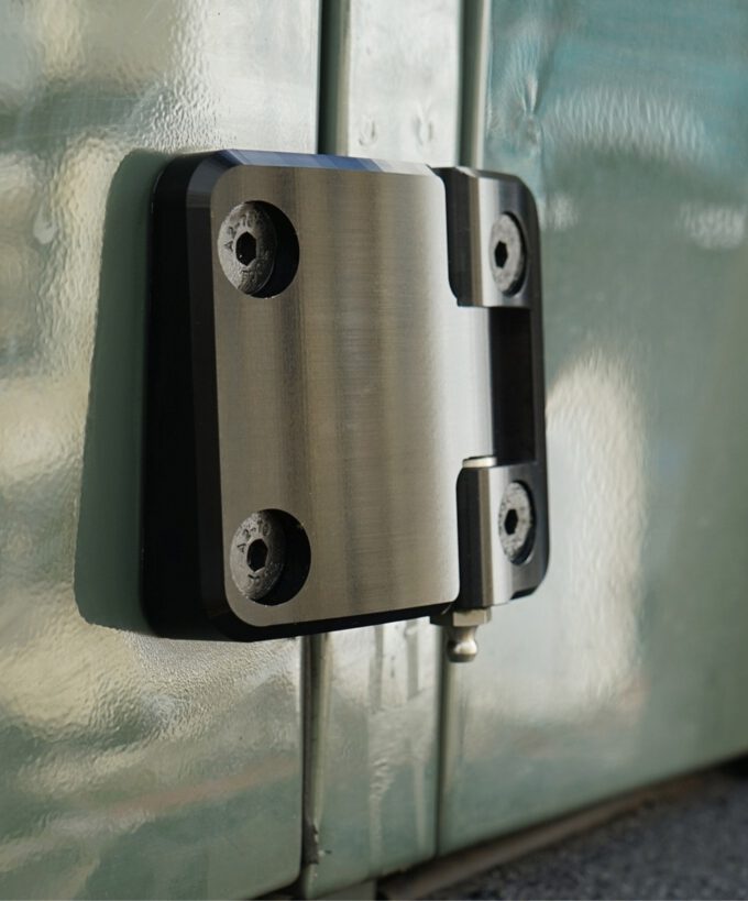 Defender Türscharniere, Defender Türscharnier, Türscharnier für Land Rover, rostfrei, UV-beständig, hochfestes Aluminium, abschmierbar, Edelstahl, Made in Germany, Montagebeispiel 2