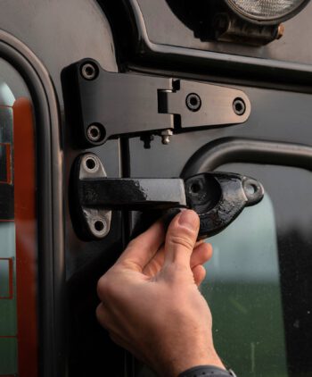 Defender Türscharniere, Defender Türscharnier, Türscharnier für Land Rover, rostfrei, UV-beständig, hochfestes Aluminium, abschmierbar, Edelstahl, Made in Germany, Montagebeispiel, Hecktuerscharniere