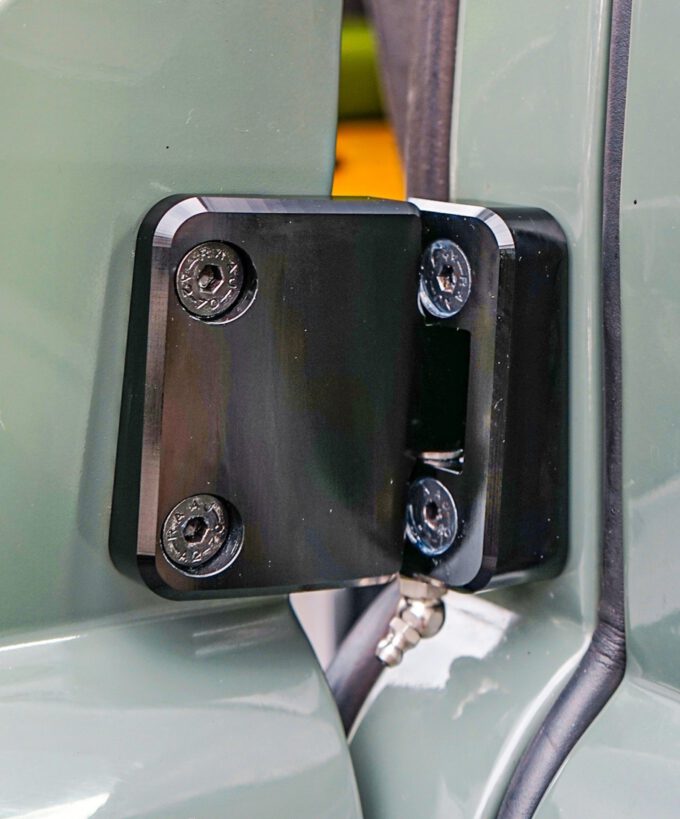 Defender Türscharniere, Defender Türscharnier, Türscharnier für Land Rover, rostfrei, UV-beständig, hochfestes Aluminium, abschmierbar, Edelstahl, Made in Germany, Montagebeispiel 4