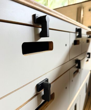 Drehriegelverschluss, Drehriegel, Drehriegel mit Anschraubflansch, Drehriegel mit Rastfunktion, Sperriegel, robust, Camper, Van, einfache Montage, Rastmechanik, langlebig, korrosionsgeschützt, Montagebeispiel