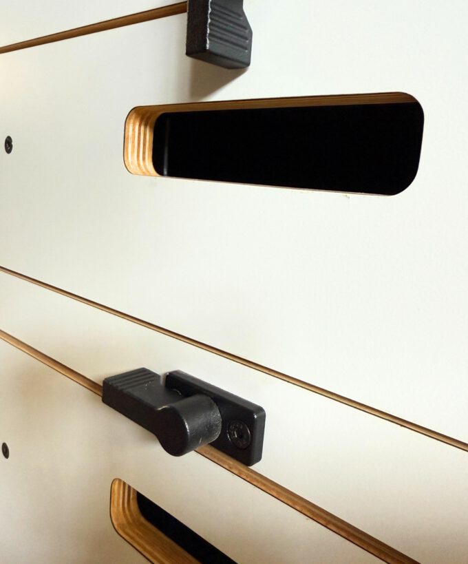 Drehriegelverschluss, Drehriegel, Drehriegel mit Anschraubflansch, Drehriegel mit Rastfunktion, Sperriegel, robust, Camper, Van, einfache Montage, Rastmechanik, langlebig, korrosionsgeschützt, Rastfunktion