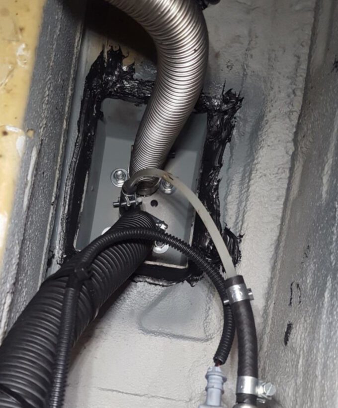 Einbauflansch für Standheizung, Einbauflansch, Einbauflansch für Luftheizungen, Einbauflansch für Autoterm Air Planar 2D, Edelstahl, rechteckiger Ausschnitt, Ansicht Unterboden