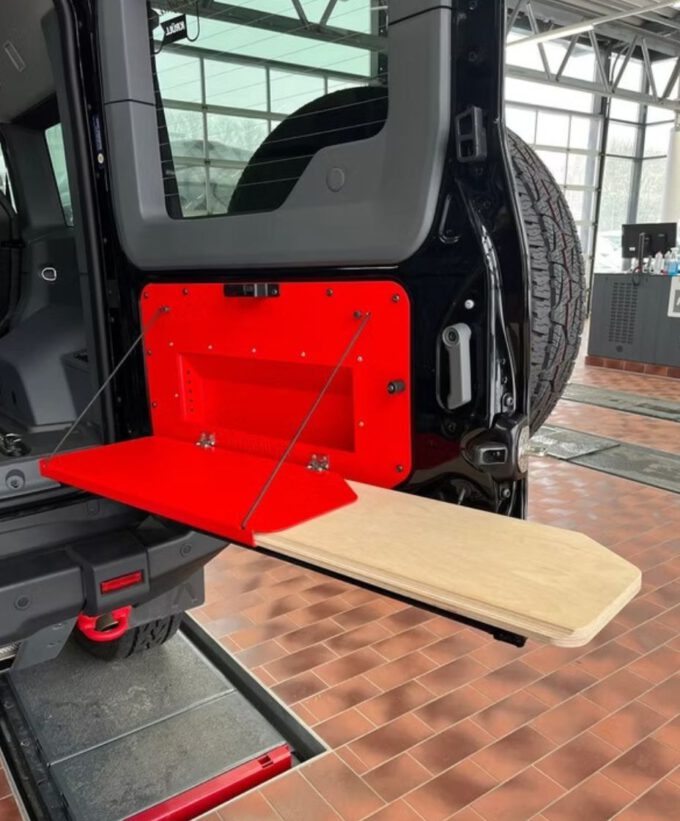 Klapptisch für Grenadier-Geländewagen, Grenadier Hecktür-Tisch, Küchenboard, Außenküche, Offroad-Kitchen, pulverbeschichtet, mit Staufach und ausziehbarer Arbeitsfläche, Brett ausgezogen