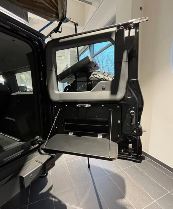 Klapptisch für Grenadier-Geländewagen, Grenadier Hecktür-Tisch, Küchenboard, Außenküche, Offroad-Kitchen, pulverbeschichtet, mit Staufach und ausziehbarer Arbeitsfläche-aufgeklappt