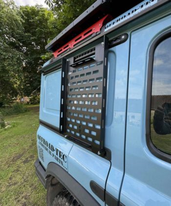 kanisterhalterung für grenadier, kanisterhalter, 20–22l, airlineschiene, universalbefestigung, alu pulverbeschichtet, montiert am Fahrzeug