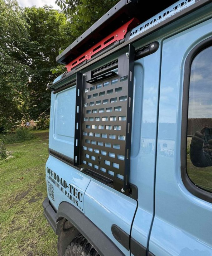 kanisterhalterung für grenadier, kanisterhalter, 20–22l, airlineschiene, universalbefestigung, alu pulverbeschichtet, montiert am Fahrzeug