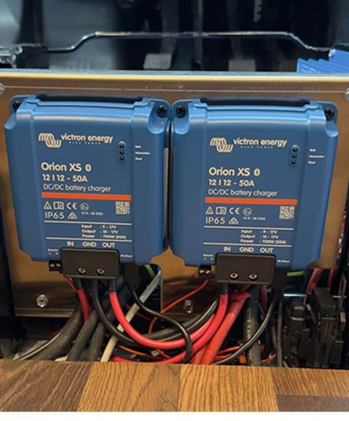 Ladebooster Victron Orion XS 12/12-50A DC/DC Batterieladegerät für Camper & Van im Fahrzeug verbaut