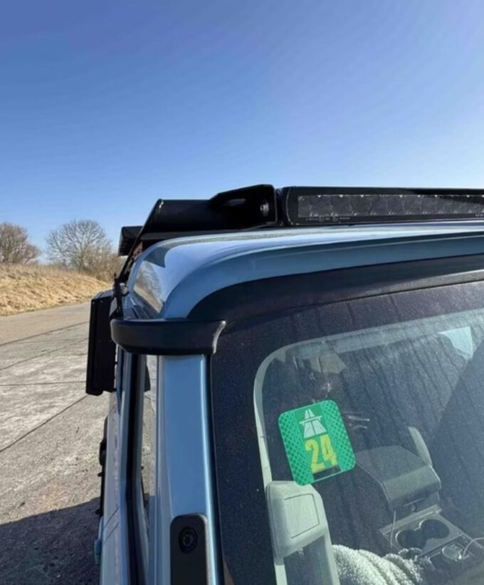 Lightbar für Grenadier, Edelstahl, schwarz matt, Custommade Lampenbügel, Montage an Dachrinne, Offroad Lichtleiste, STEDI LED-Bar, Eckansicht Beifahrerseite