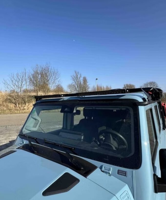 Lightbar für Grenadier, Edelstahl, schwarz matt, Custommade Lampenbügel, Montage an Dachrinne, Offroad Lichtleiste, STEDI LED-Bar, Frontansicht