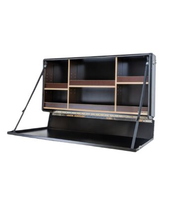 Seitenbox für Defender, Defender Küchenbox, Defender Offroad-Kitchen, Defender Offroad-Küche, Defender Stauraumbox, Defender Werkzeugbox, Defender Klapptisch, aus Aluminium, schwarz matt pulverbeschichtet, freigestellt, geöffnet, mit Regalböden