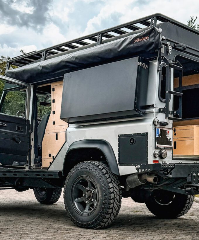 Seitenbox für Defender, Defender Küchenbox, Defender Offroad-Kitchen, Defender Offroad-Küche, Defender Stauraumbox, Defender Werkzeugbox, Defender Klapptisch, aus Aluminium, schwarz matt pulverbeschichtet, am Fahrzeug befestigt, geschlossen