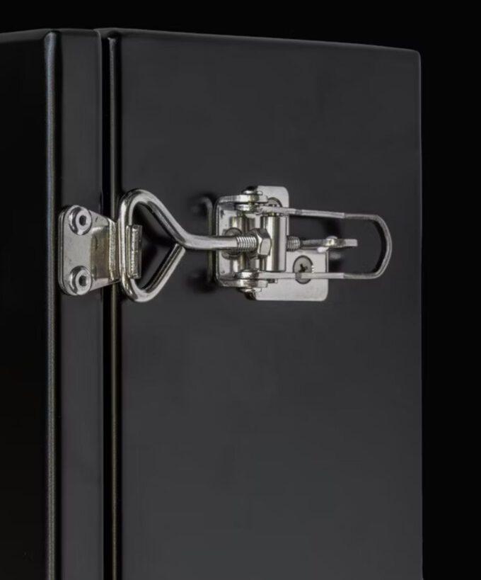 Seitenbox für Defender, Defender Küchenbox, Defender Offroad-Kitchen, Defender Offroad-Küche, Defender Stauraumbox, Defender Werkzeugbox, Defender Klapptisch, aus Aluminium, schwarz matt pulverbeschichtet, Nahaufnahme von Spannverschluss