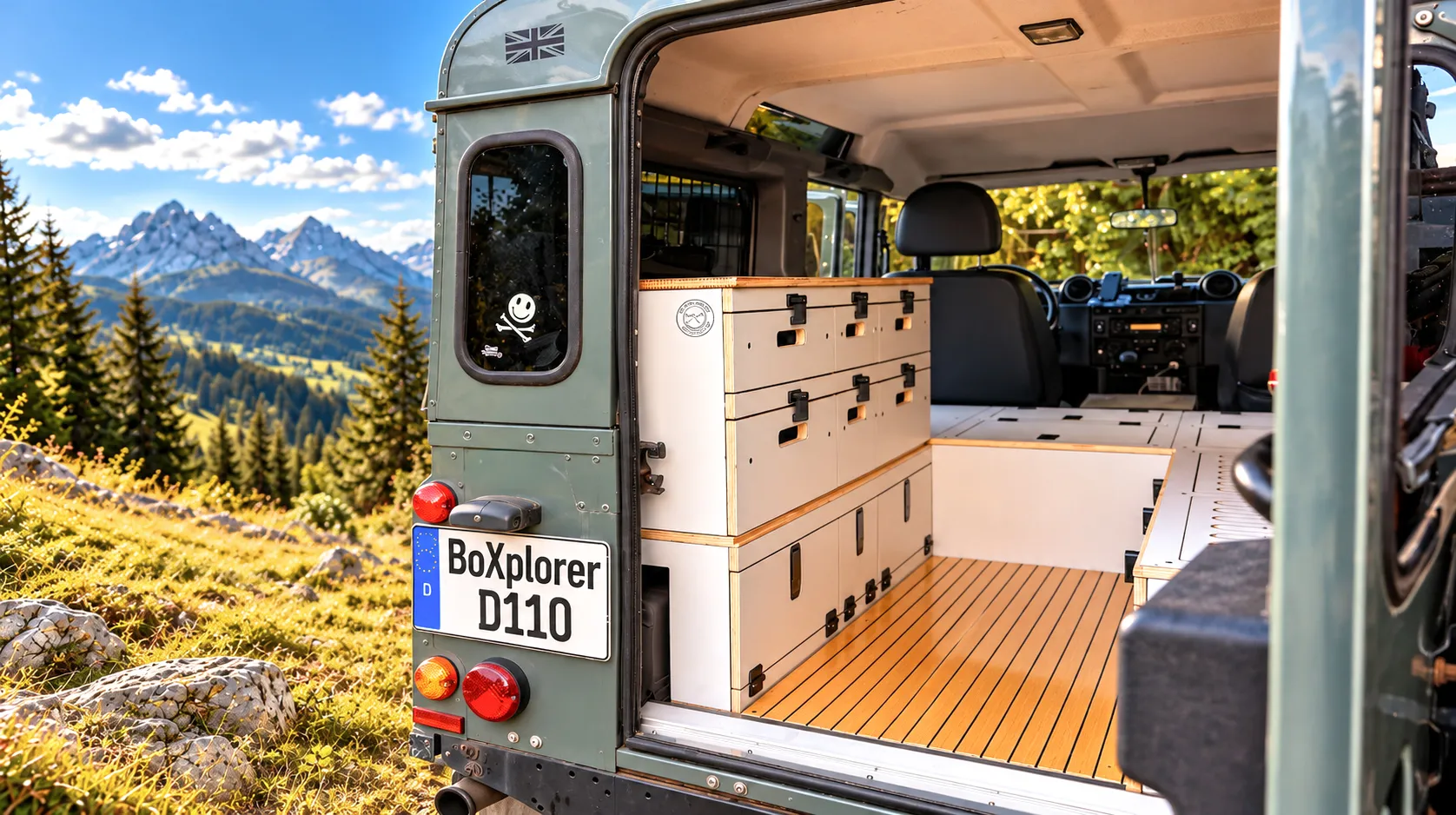 Land Rover Defender mit Modulausbau von Endlos-Freisein Manufaktur vor Bergpanorama